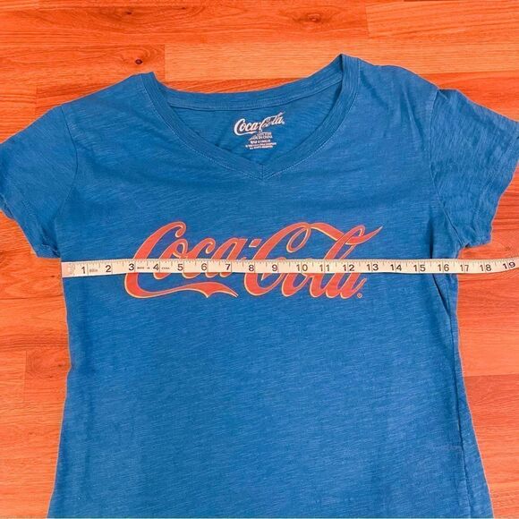 🍋 Women’s Classic Coca-Cola Logo V-Neck T-Shirt Size M - Picture 3 of 5